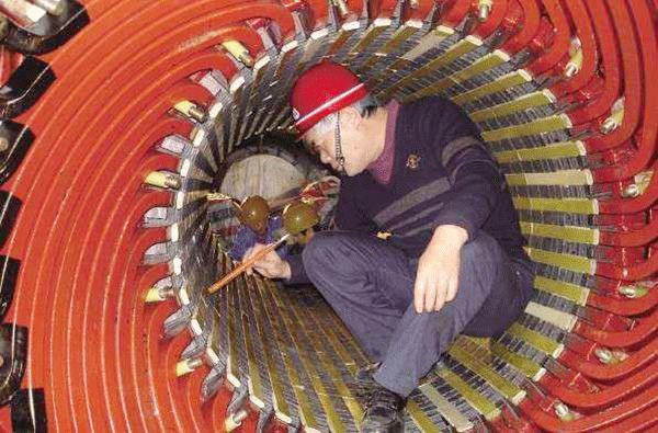 西安泰富西瑪電機(jī)吳高治、劉長安、張衛(wèi)華榮獲西安市勞動(dòng)模范榮譽(yù)稱號(hào)。