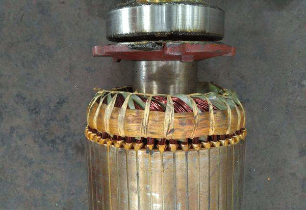 西安電機(jī)廠技術(shù)員關(guān)于高壓電機(jī)端部捆扎的重要性分析。